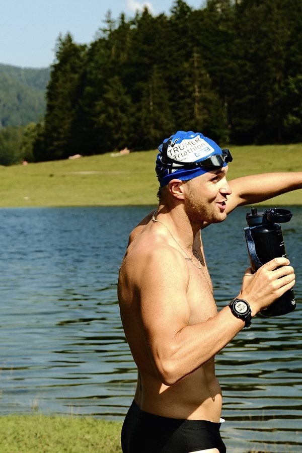 Lächelnd am See nach dem Schwimmen